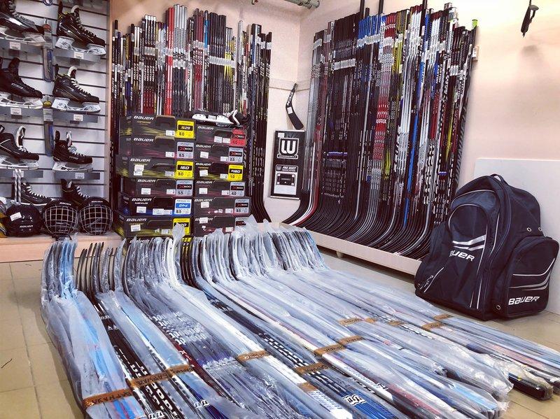 Обширный ассортимент экипировки в хоккейном магазине в Барнауле