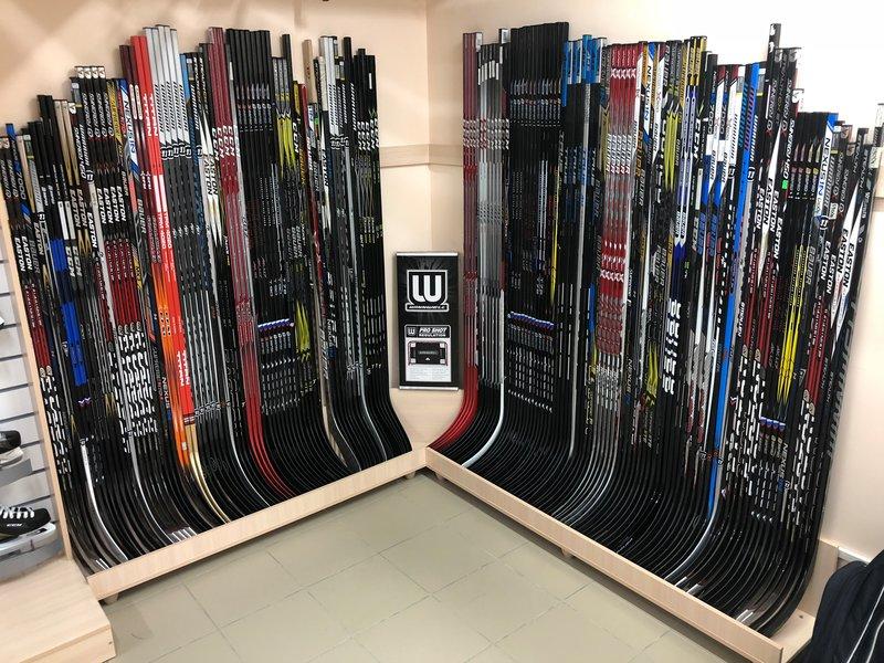 Обширный ассортимент экипировки в хоккейном магазине в Барнауле